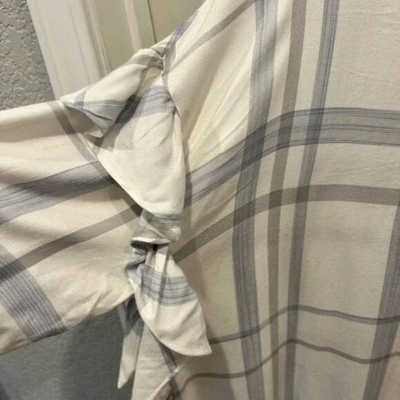 TWO by Vince Camuto Plaid Ruffle Sleeve Top size Medium - Picture 4 of 9